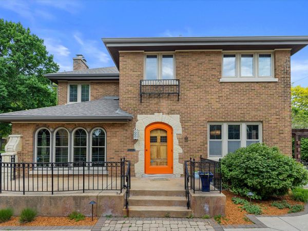 6537 Washington Cir, Wauwatosa, WI 53213