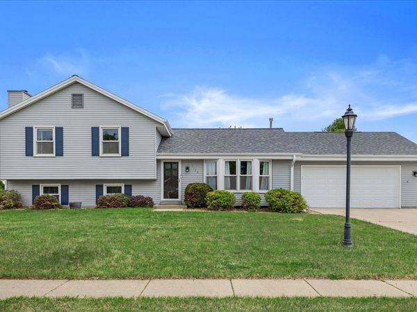 1128 Lake Park Dr, Pewaukee, WI 53072