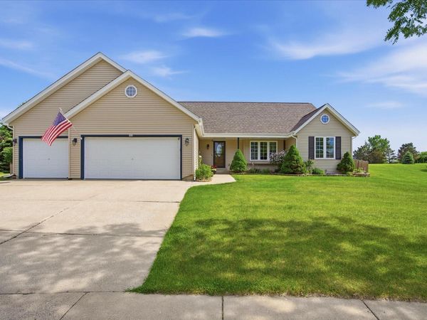 944 Bluebird Ct, Hartford, WI 53027
