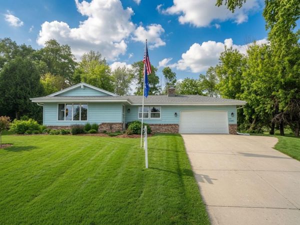 S69W16890 Parkland Dr, Muskego, WI 53150