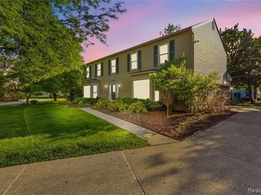 5389 Fox Ridge Circle, West Bloomfield Twp, MI 48322