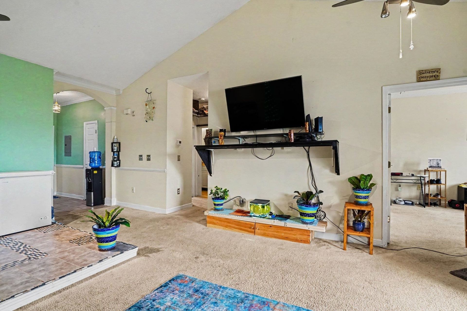 600 Heathrow Dr.  Photo 10