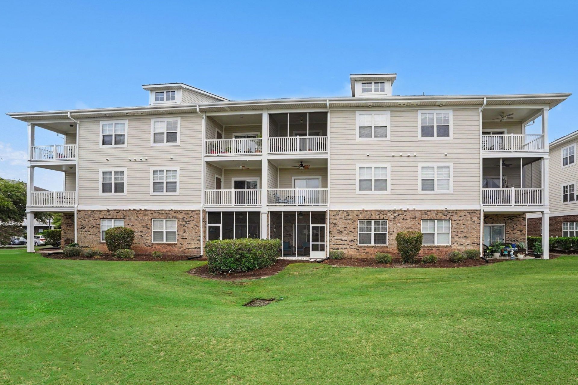600 Heathrow Dr.  Photo 27