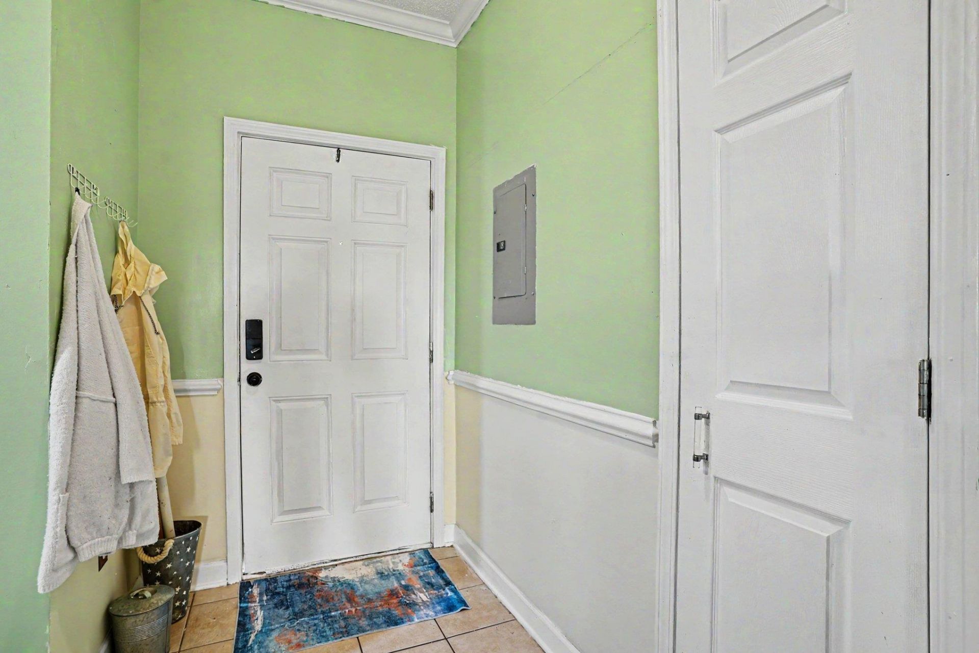 600 Heathrow Dr.  Photo 5