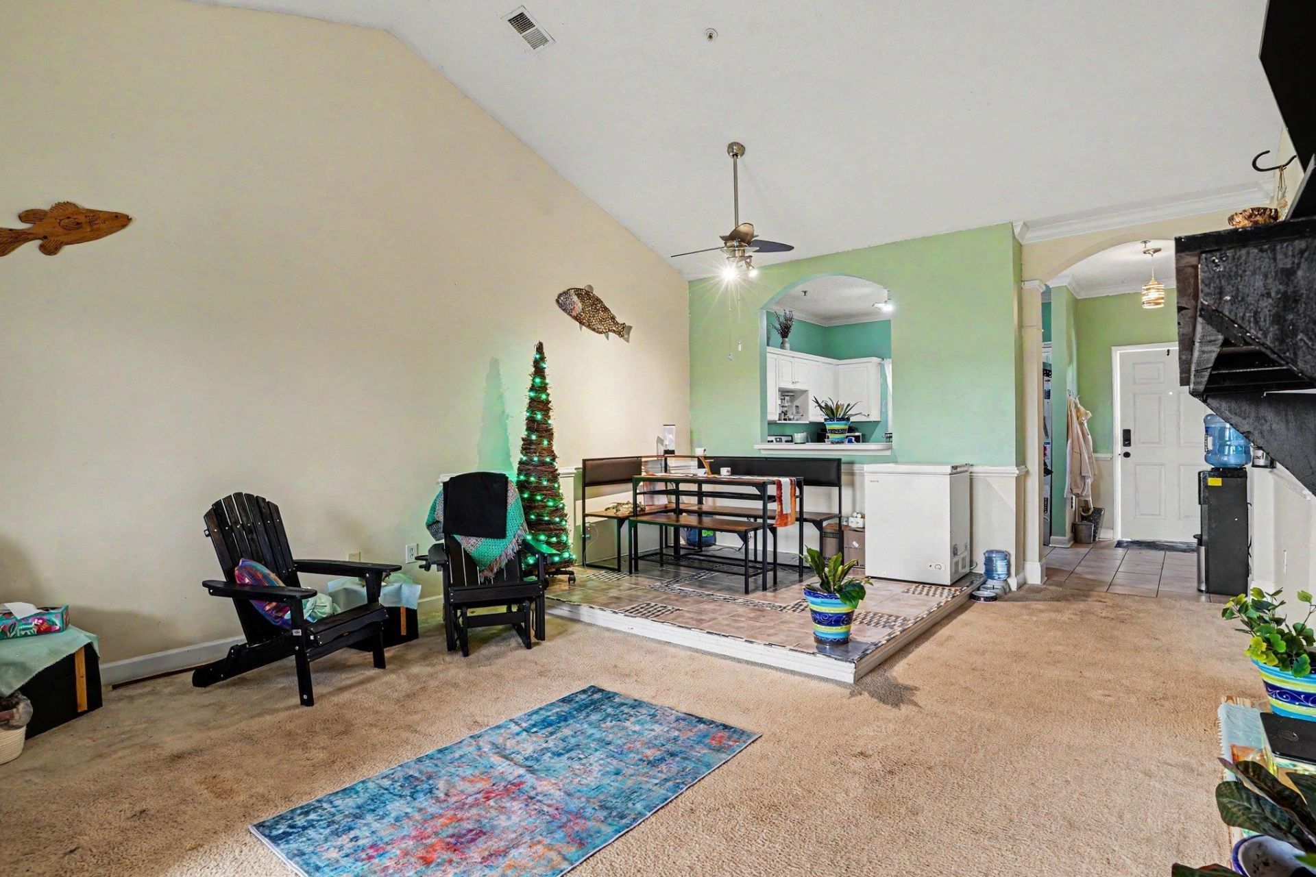 600 Heathrow Dr.  Photo 6