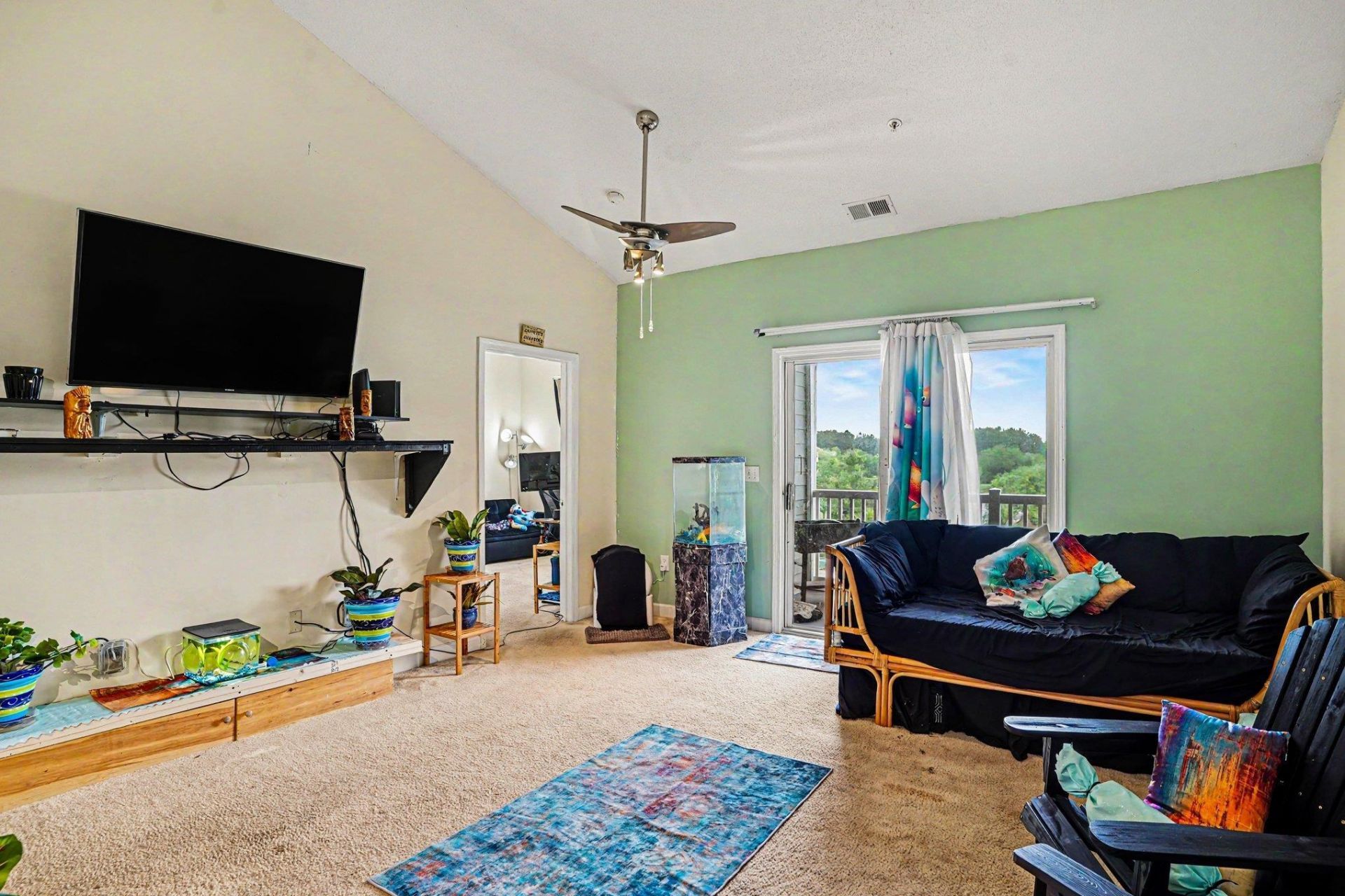 600 Heathrow Dr.  Photo 8