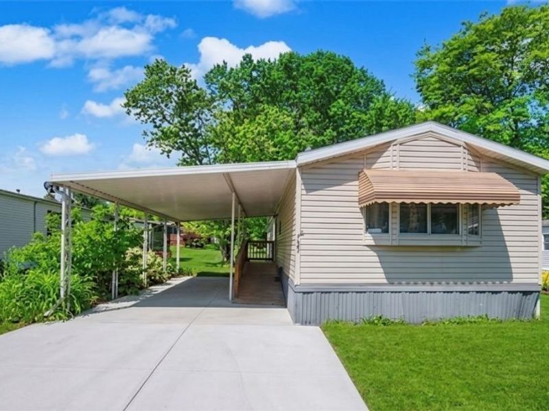 723 Country Pines Drive SW, Warren, OH 44481 Photo 1