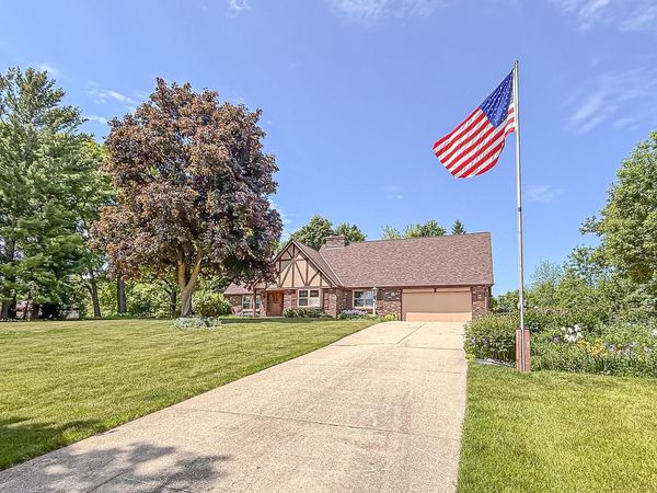 W274N4237 Clara COURT, Pewaukee, WI 53072