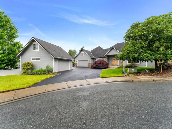 212 NW Canyon View Drive, Grants Pass, OR 97526