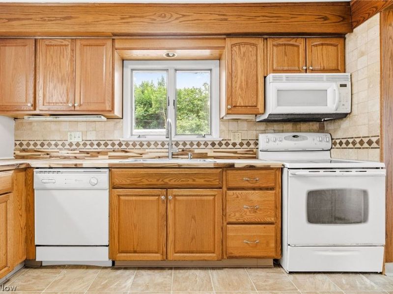 1905 Tampa Avenue , Cleveland, OH 44109 Photo 12