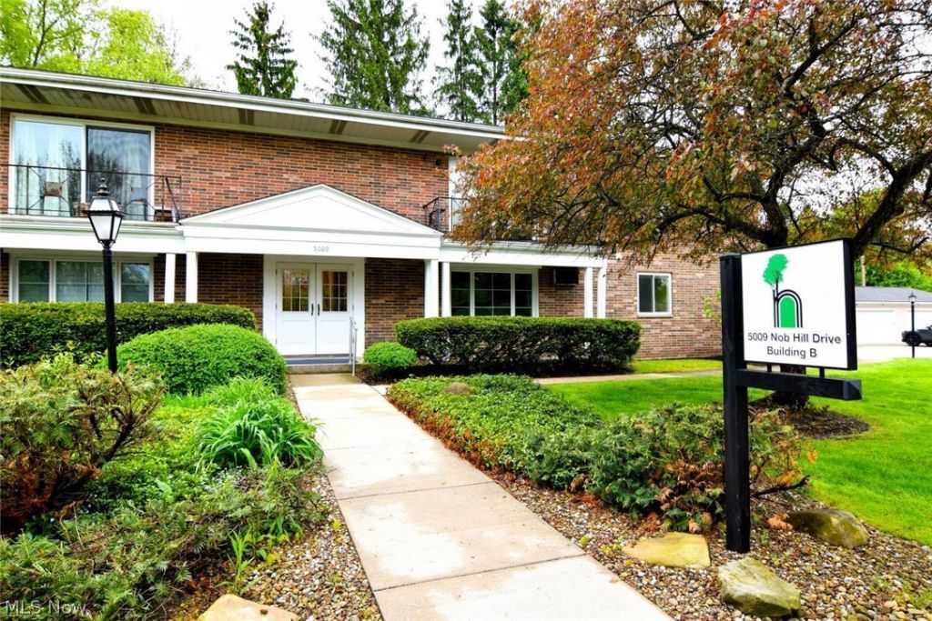 5009 Nob Hill Drive, Unit B2, Chagrin Falls, OH 44022 Main Photo