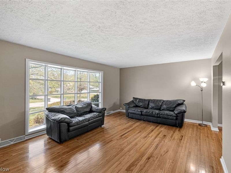 34600 W Sharondale Drive, Solon, OH 44139 Photo 2