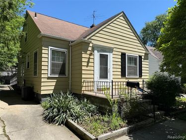20221 Kenosha Street, Harper Woods, MI 48225