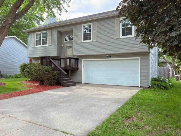 2824 Sterling Dr, Iowa City, IA 52240