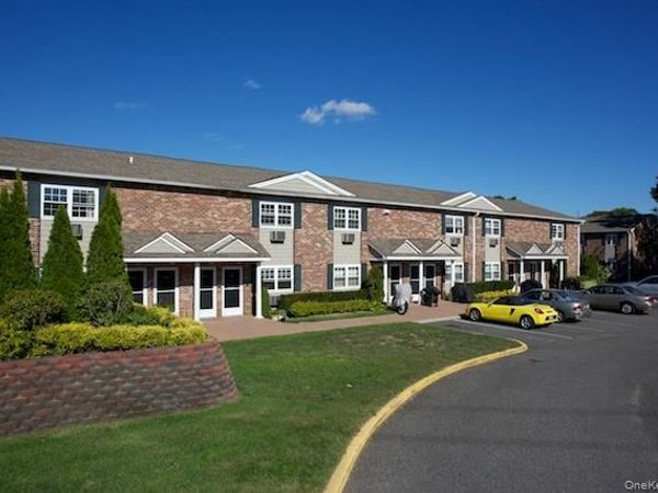 82 Easy Street , Unit 82E, Sayville, NY 11782