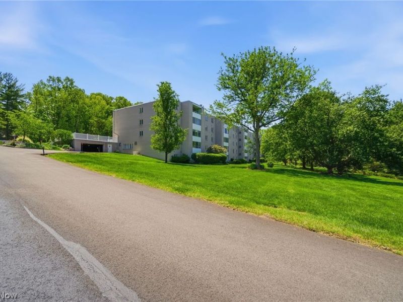 520 Meredith Lane, Unit 516, Cuyahoga Falls, OH 44223 Photo 3