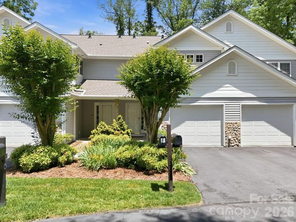 135 Ewarts Pond Road , Hendersonville, NC 28739