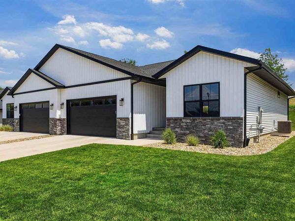 3040 Sunflower St, Ely, IA 52227