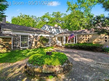 26580 Wellington Road, Franklin Vlg, MI 48025