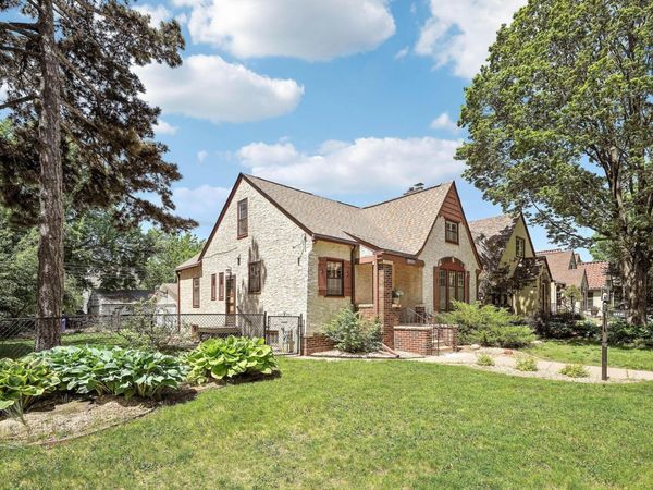 1525 Asbury Street, Saint Paul, MN 55108