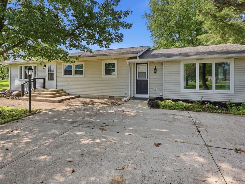 1155 W Choctaw Drive, London, OH 43140 Photo 2