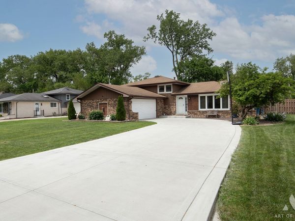 10136 Charles Avenue , Palos Hills, IL 60465