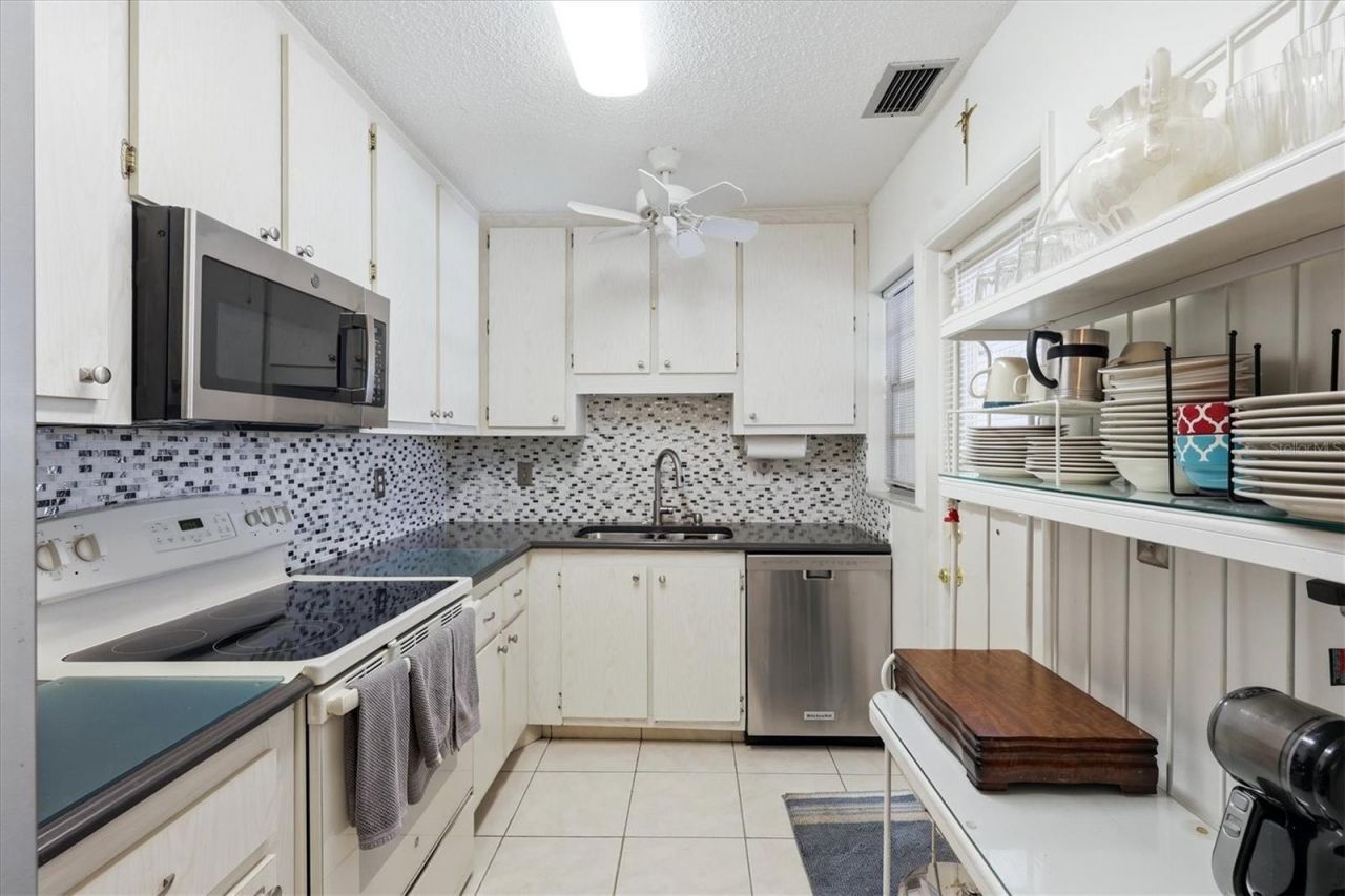 390 301 Boulevard W, Unit 27B, Bradenton, FL 34205 Photo
