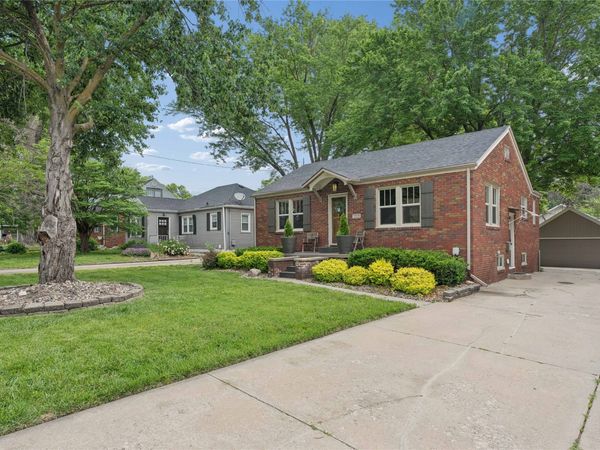2121 40th Place, Des Moines, IA 50310