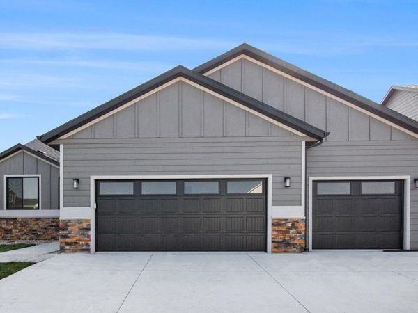 708 Creekside Trl, Harrisburg, SD 57032