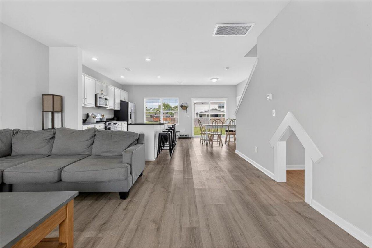 107 Oldenburg Drive Photo 4
