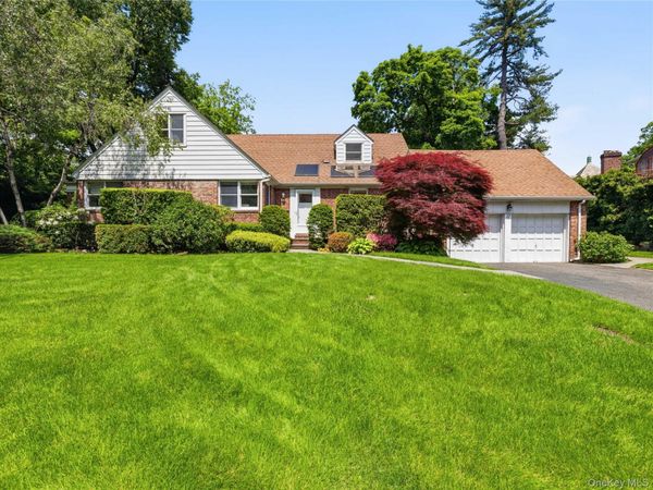 17 Glenwood Drive , Great Neck, NY 11021