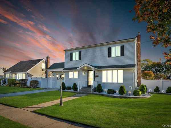 7 Hicks Circle , Hicksville, NY 11801