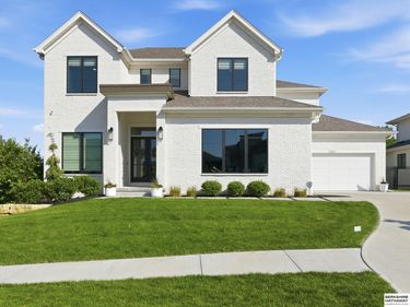 21407 B Street , Omaha, NE 68022