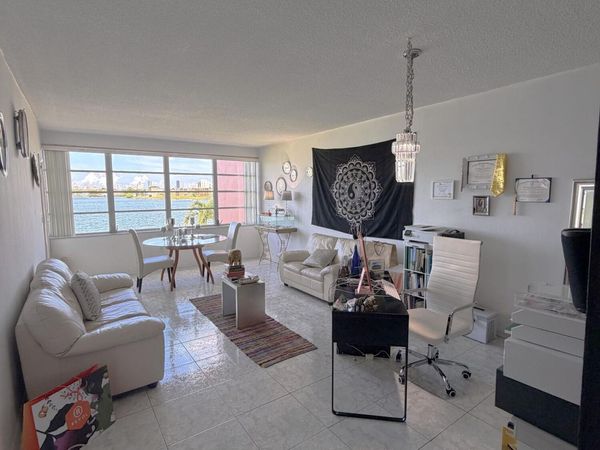18555 NE 14th Avenue, Unit 612, Miami, FL 33179