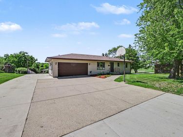 810 Hillcrest Drive, Montgomery, MN 56069
