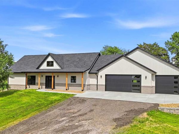 1997 Alex Way SW, Oxford, IA 52322