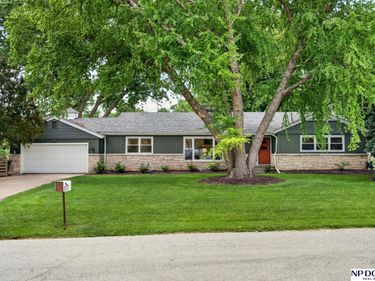 8757 Shamrock Road , Omaha, NE 68114