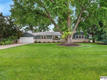 8757 Shamrock Road , Omaha, NE 68114