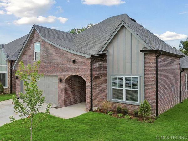 209 W Broadway Street , Owasso, OK 74055