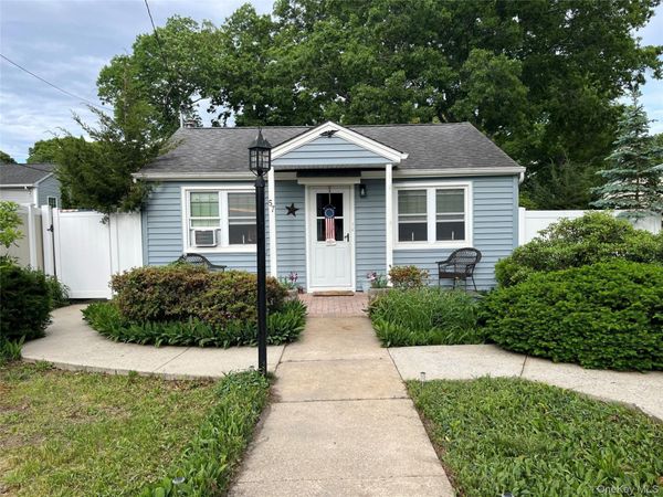 57 Penn Street , Lake Grove, NY 11755
