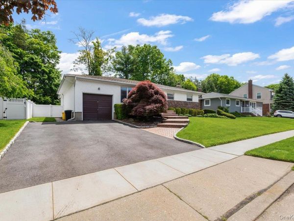 21 Beaumont Drive, Plainview, NY 11803