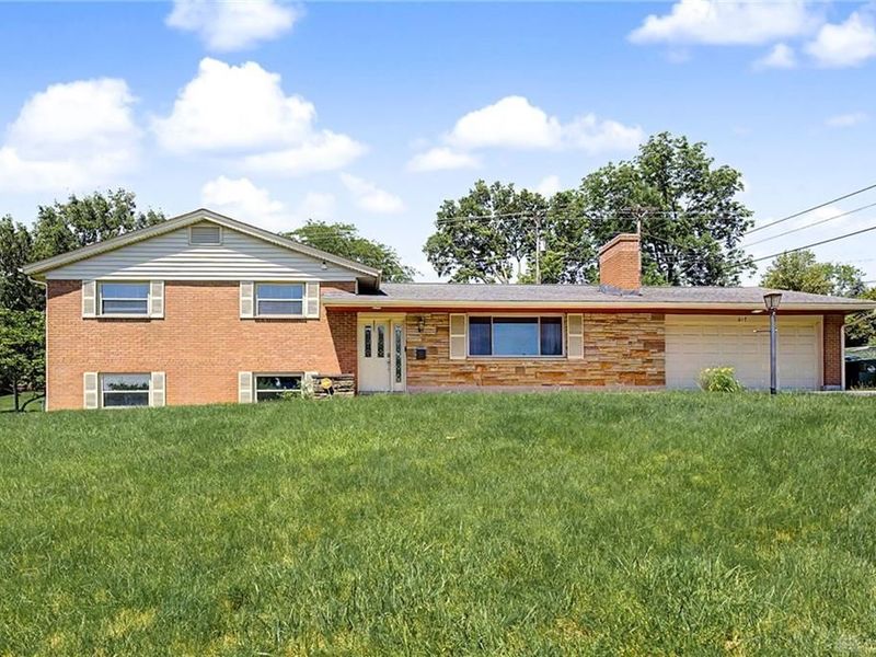 617 Stoneybrook Drive, Dayton, OH 45429 Photo 2