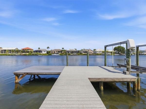 831 CHIPAWAY DRIVE , APOLLO BEACH, FL 33572