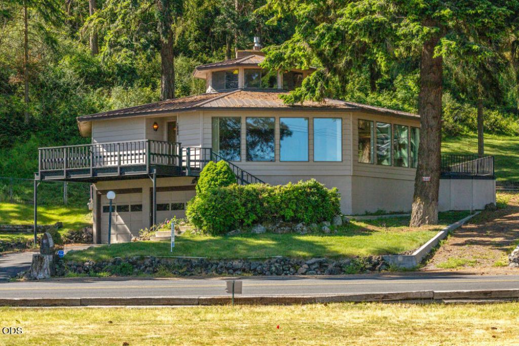 1885 Lakeshore Drive, Klamath Falls, OR 97601 Main Photo