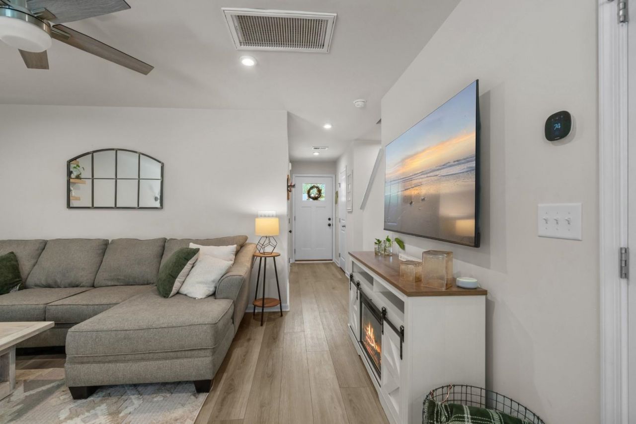 142 Villa Grande St.  Photo 6