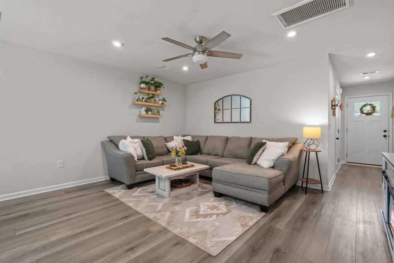 142 Villa Grande St.  Photo 8