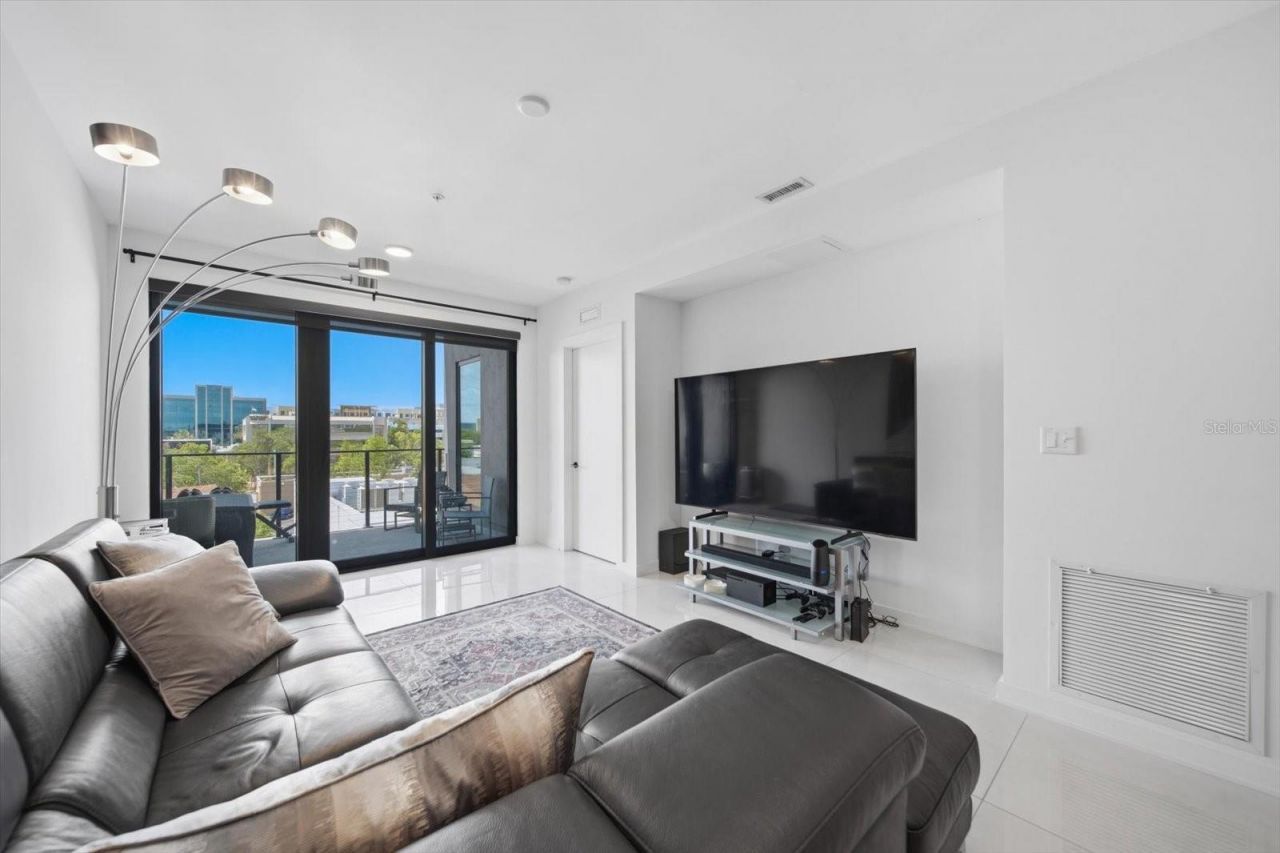 132 Mirror Lake, Unit 403, Saint Petersburg, FL 33701 Photo