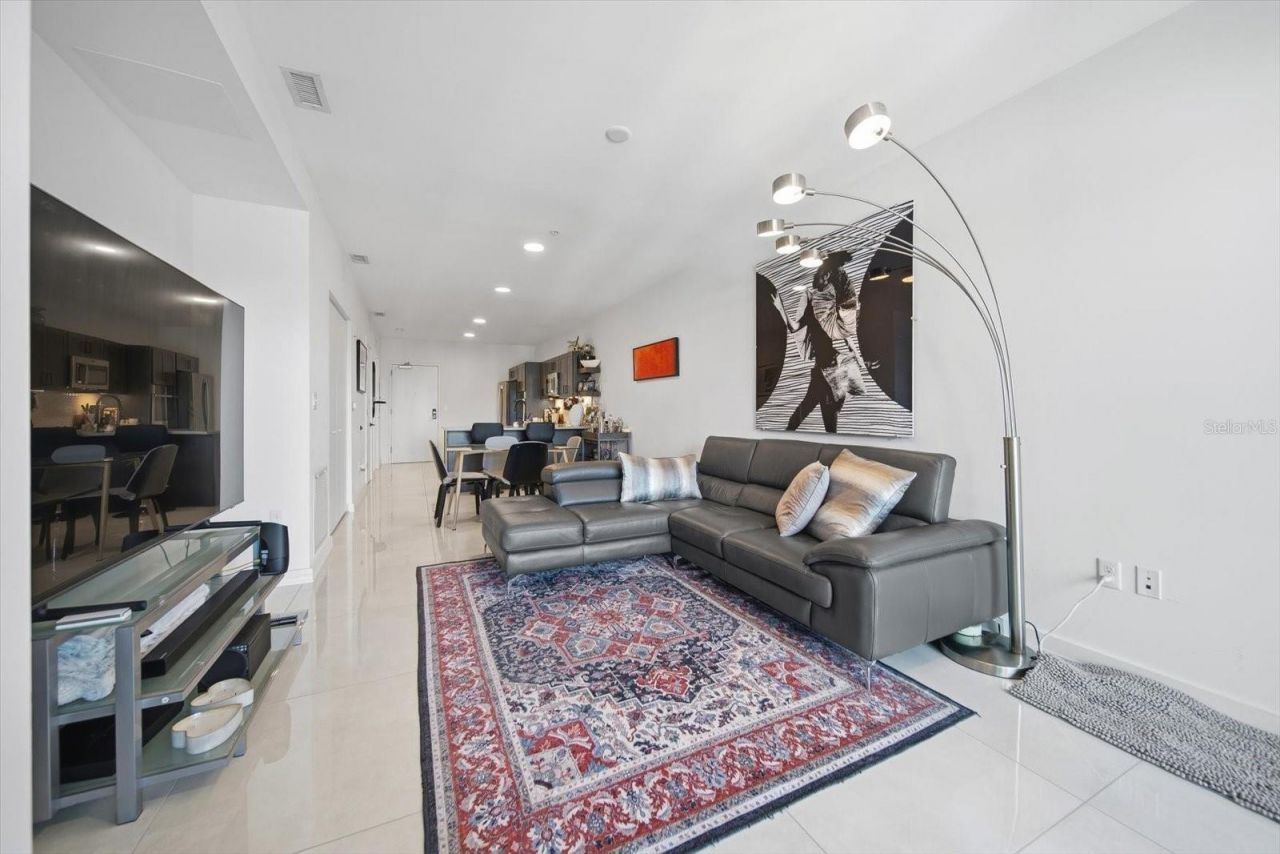 132 Mirror Lake, Unit 403, Saint Petersburg, FL 33701 Photo