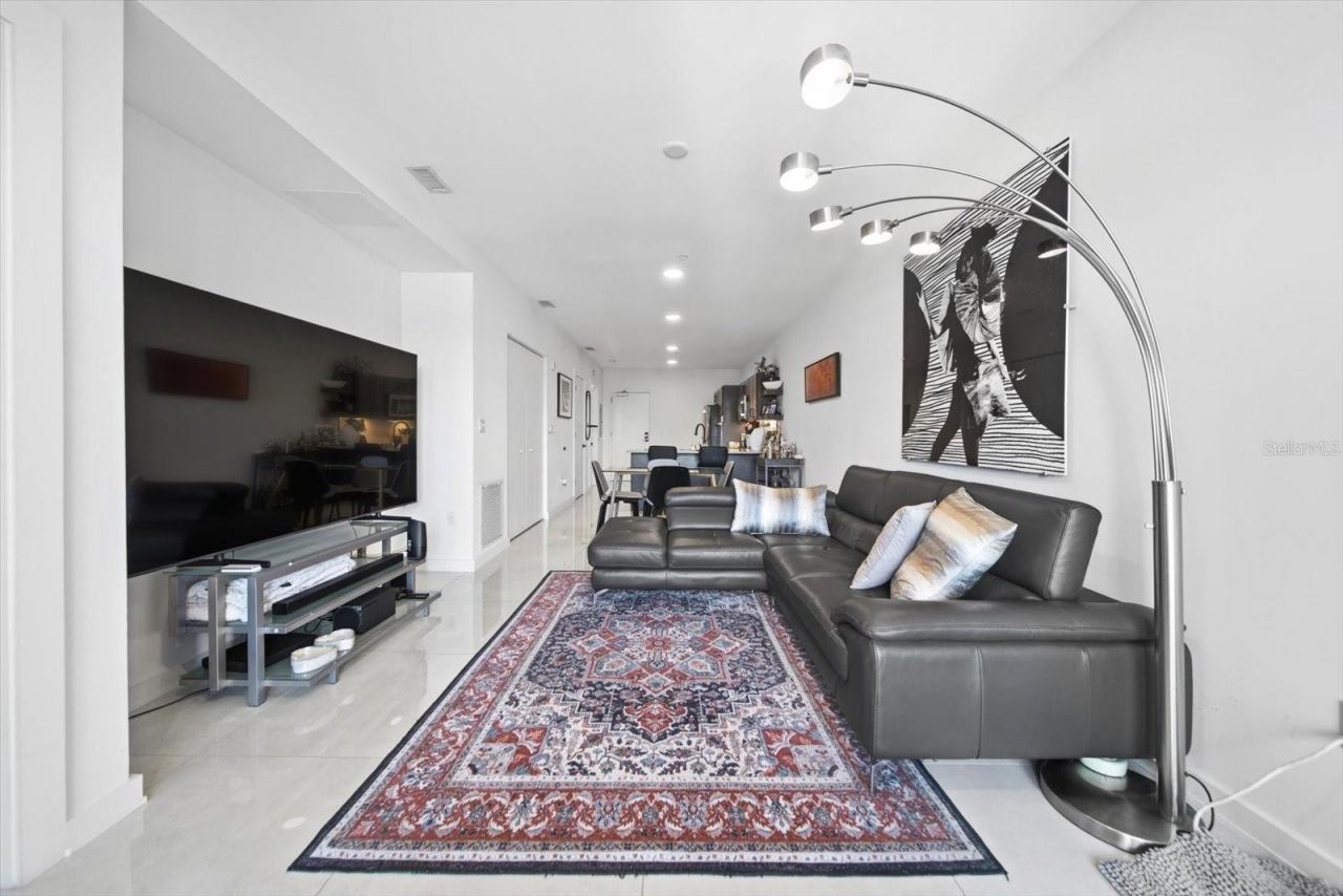 132 Mirror Lake, Unit 403, Saint Petersburg, FL 33701 Photo