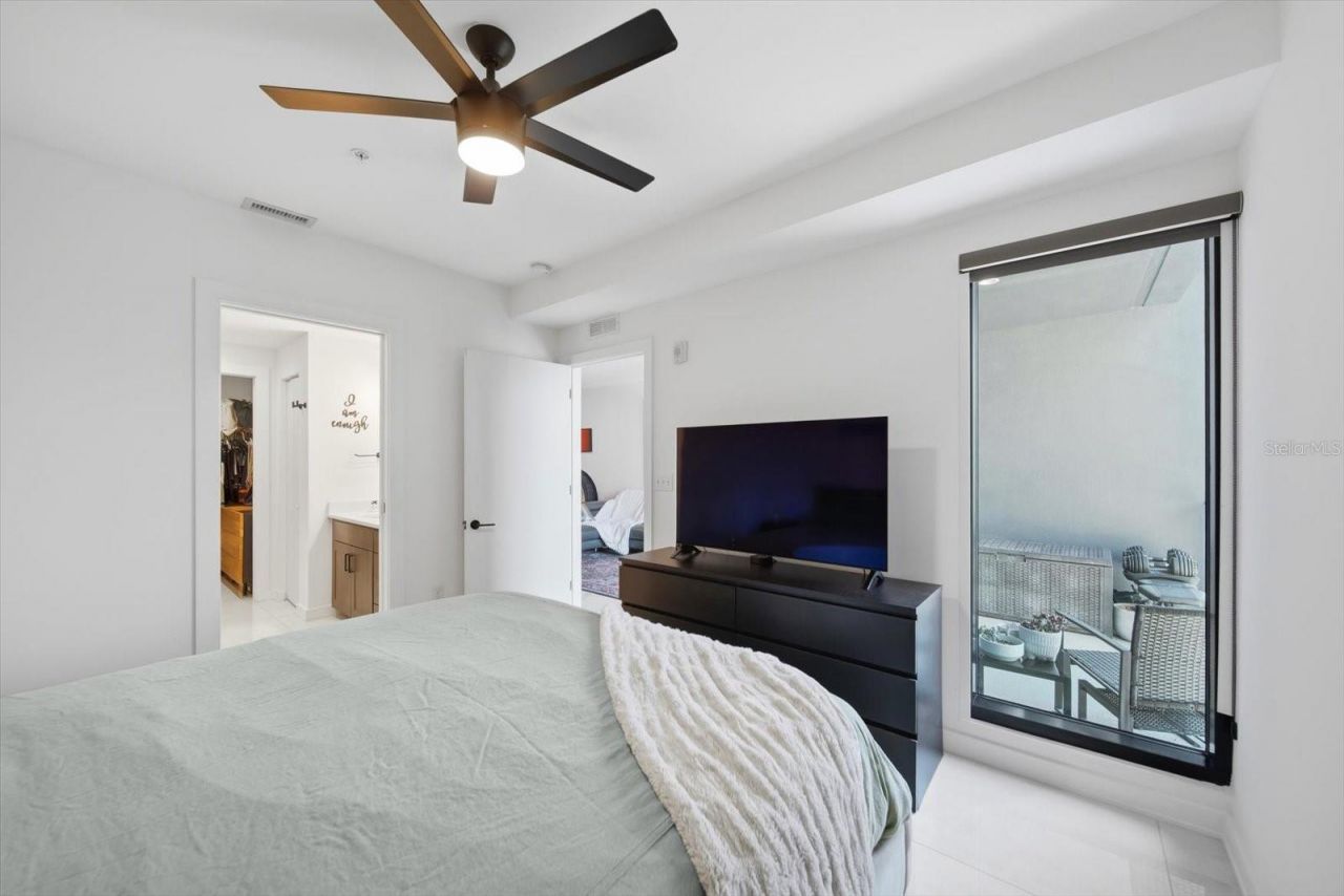 132 Mirror Lake, Unit 403, Saint Petersburg, FL 33701 Photo